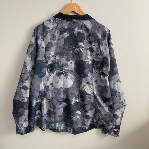 "The North Face" Gray and Black Windbreaker Lightweight Jacket Size XL - Picture 2 of 4